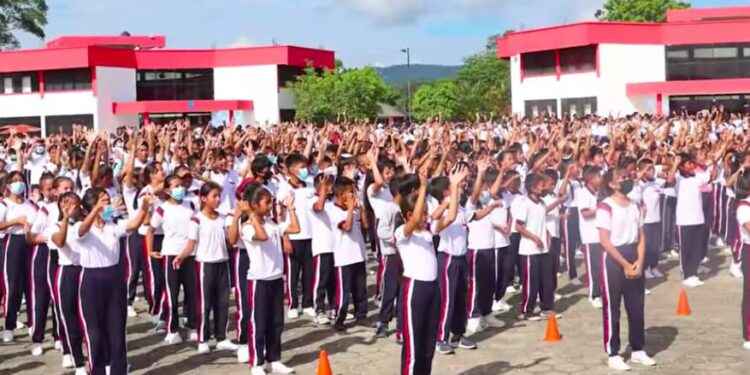Preparación y concentración de los estudiantes al presentar su nueva coreografía.