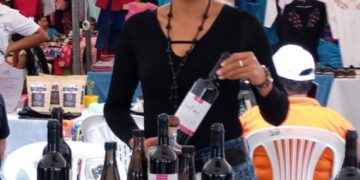 Amelia Jiménez, aspira que la venta de vinos y cocteles se conviertan en el sustento de su vida.