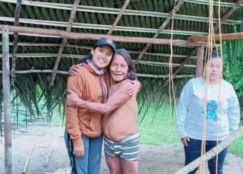 Nataly Grefa, con los Waoranis mientras elaboraba abonos para huertos comunitarios.