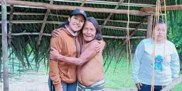 Nataly Grefa, con los Waoranis mientras elaboraba abonos para huertos comunitarios.