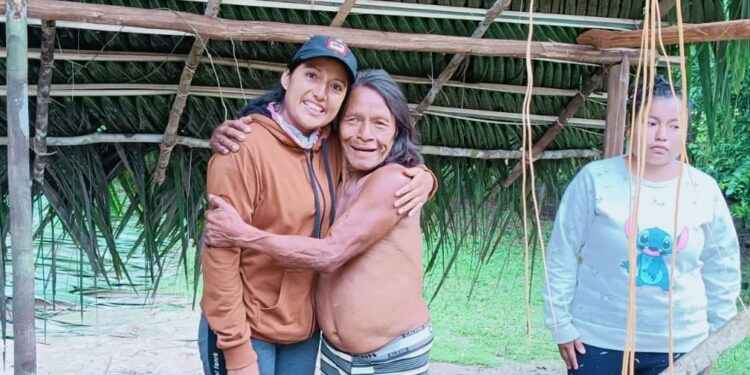 Nataly Grefa, con los Waoranis mientras elaboraba abonos para huertos comunitarios.
