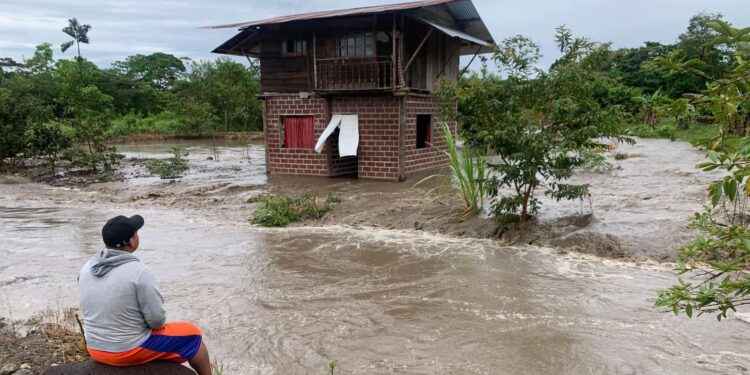 Impotentes, propietarios vieron como ingresaba el agua del río a sus viviendas.