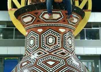 Monumento a la Cerámica Amazónica, representa el patrimonio cultural de las nacionalidades.