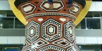 Monumento a la Cerámica Amazónica, representa el patrimonio cultural de las nacionalidades.