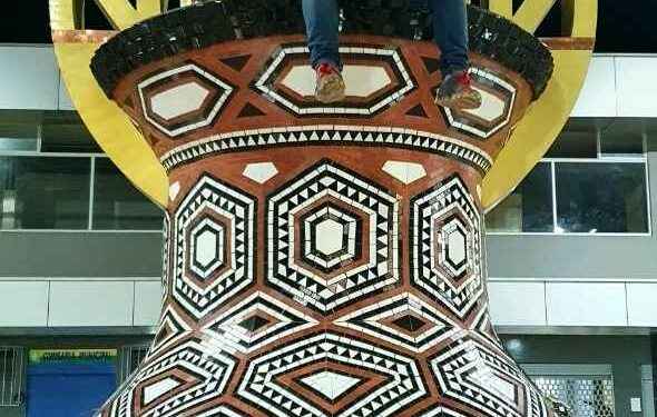 Monumento a la Cerámica Amazónica, representa el patrimonio cultural de las nacionalidades.