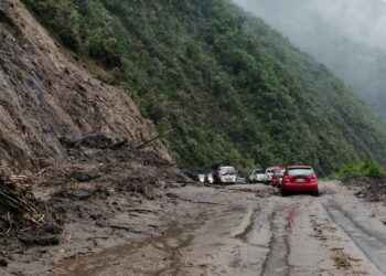 Operadores de las máquinas en la vía, expresaron que en horas de la tarde (5 de la tarde) podría estar habilitado el paso, pero todo dependería si la lluvia deja de caer