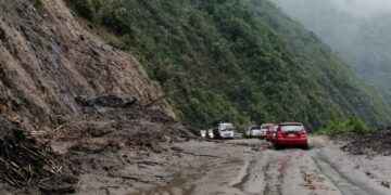 Operadores de las máquinas en la vía, expresaron que en horas de la tarde (5 de la tarde) podría estar habilitado el paso, pero todo dependería si la lluvia deja de caer