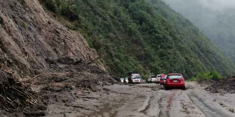 Operadores de las máquinas en la vía, expresaron que en horas de la tarde (5 de la tarde) podría estar habilitado el paso, pero todo dependería si la lluvia deja de caer