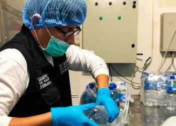 En laboratorios apropiados, técnicos del Arcsa analizan la calidad de los productos.