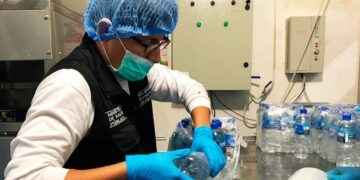 En laboratorios apropiados, técnicos del Arcsa analizan la calidad de los productos.