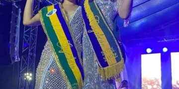 Izq.) Miluxi Encarnación, Reina del cantón Cuyabeno 2022-2023