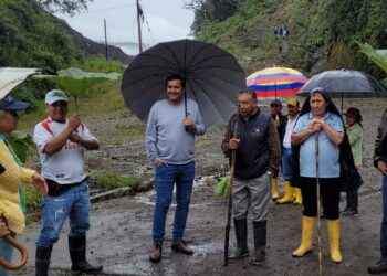 Autoridades, técnicos y ciudadanía inspeccionan el sector a intervenir para la creación de la variante.