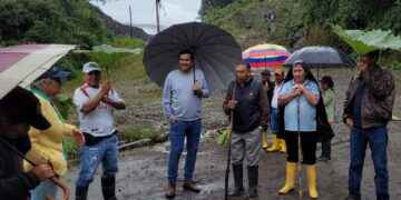 Autoridades, técnicos y ciudadanía inspeccionan el sector a intervenir para la creación de la variante.