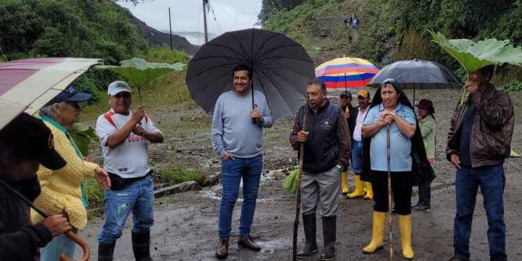 Autoridades, técnicos y ciudadanía inspeccionan el sector a intervenir para la creación de la variante.