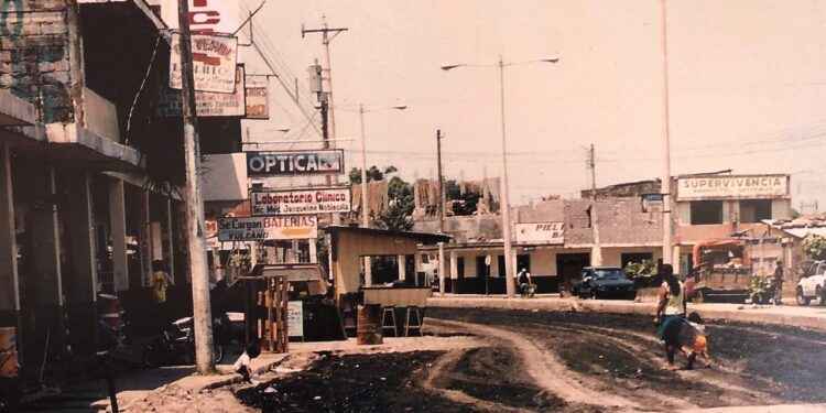 Calles de Lago Agrio regado crudo de petróleo para asentar el polvo
