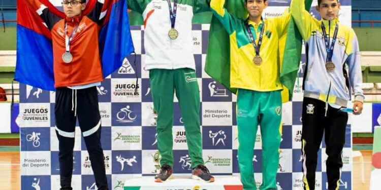Derecha) Jhinson Calero, recibe la medalla de bronce en la disciplina de TKD.