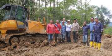 Funcionarios de la prefectura y habitantes de la zona participan en la construcción de la vía.