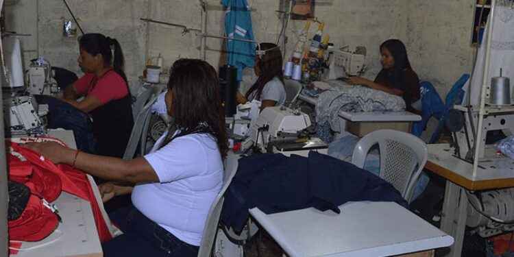 Optimismo en los artesanos de Pastaza, confían que este año si puedan confeccionar los uniformes.