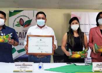 Al centro) el alcalde Isaías Pasochoa, recibió el reconocimiento de las autoridades de salud.