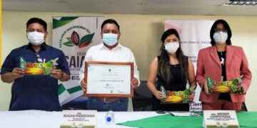 Al centro) el alcalde Isaías Pasochoa, recibió el reconocimiento de las autoridades de salud.