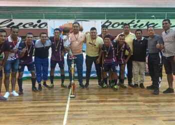 El equipo campeón luce orgulloso el título y las medallas de oro que les indentifica como únicos ganadores.