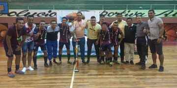 El equipo campeón luce orgulloso el título y las medallas de oro que les indentifica como únicos ganadores.