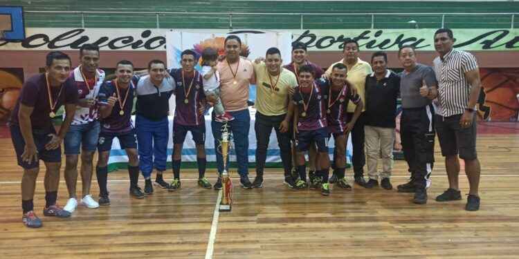 El equipo campeón luce orgulloso el título y las medallas de oro que les indentifica como únicos ganadores.
