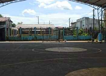 La cancha al momento luce semidestruida y sumida en el abandono.