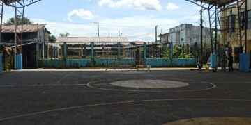 La cancha al momento luce semidestruida y sumida en el abandono.