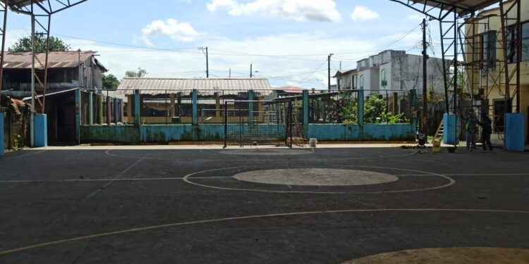 La cancha al momento luce semidestruida y sumida en el abandono.