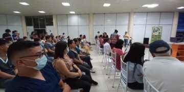 La proyección del documental duró 1 hora y 45 minutos. La intervención de los asistentes alrededor de 45 minutos.