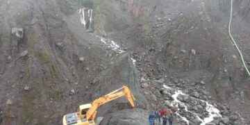 Pese a la dificultad, maquinaria y voluntarios del sector construyen la vía emergente.