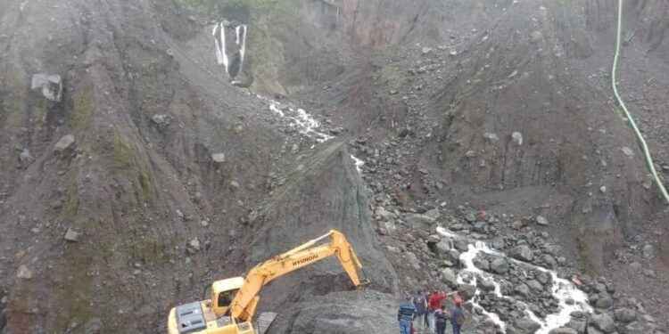 Pese a la dificultad, maquinaria y voluntarios del sector construyen la vía emergente.