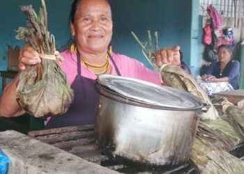 Luzmila Salazar, promociona sus maitos de tilapia que van acompañados de una jarra de guayusa, cuesta 4 dólares.