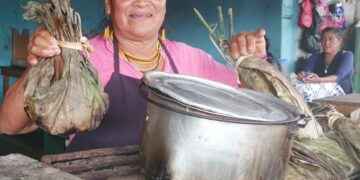 Luzmila Salazar, promociona sus maitos de tilapia que van acompañados de una jarra de guayusa, cuesta 4 dólares.