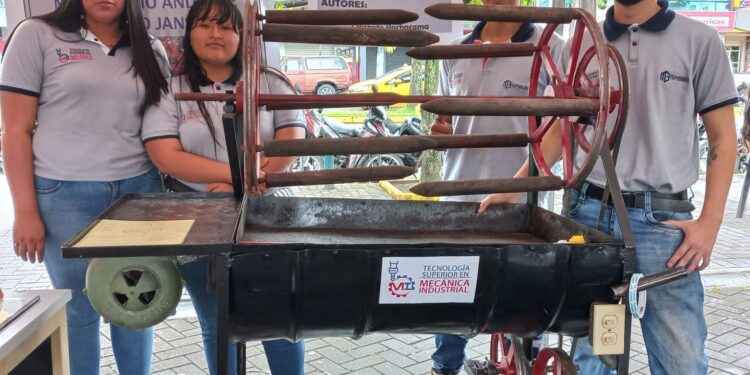 Estudiantes expusieron proyectos innovadores en Feria de Ciencia y Tecnología