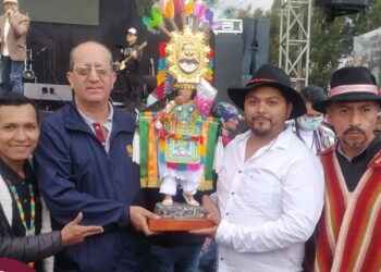 Richard Castillo, Sergio Carranza y el representante de la Casa de la Cultura-Pastaza recibieron el premio (Danzante de Oro) de las autoridades de Pujilí.