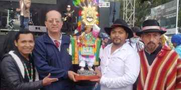 Richard Castillo, Sergio Carranza y el representante de la Casa de la Cultura-Pastaza recibieron el premio (Danzante de Oro) de las autoridades de Pujilí.
