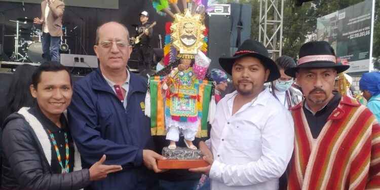 Richard Castillo, Sergio Carranza y el representante de la Casa de la Cultura-Pastaza recibieron el premio (Danzante de Oro) de las autoridades de Pujilí.
