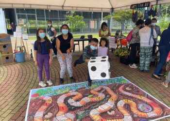Emprendedores socializan el juego de mesa en las comunidades para fomentar la educación ambiental.