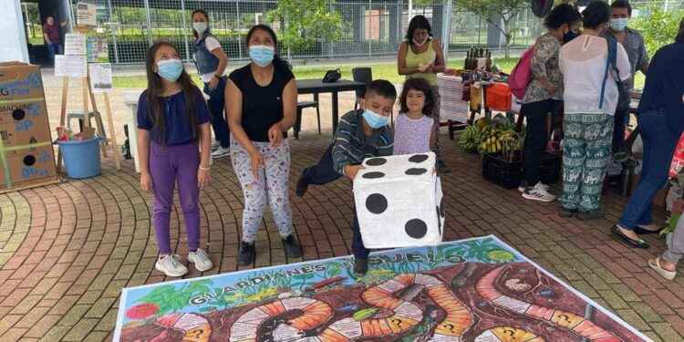 Emprendedores socializan el juego de mesa en las comunidades para fomentar la educación ambiental.