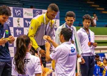 Sixto García Mina, de los organizadores recibe la medalla de oro en honor a su sacrificio.