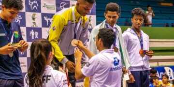 Sixto García Mina, de los organizadores recibe la medalla de oro en honor a su sacrificio.