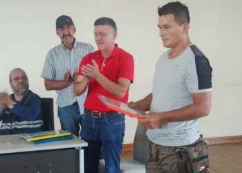 Mentalizadores del proyecto para sembrar y cosechar cannabis, entregaron el documento a las autoridades del Gobierno.