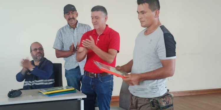 Mentalizadores del proyecto para sembrar y cosechar cannabis, entregaron el documento a las autoridades del Gobierno.