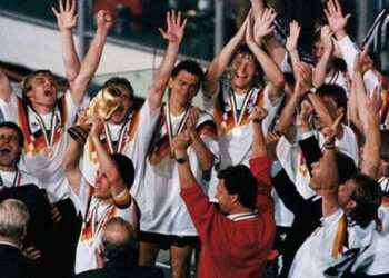 Luego de vencer a Argentina, Alemania eleva su copa mundial.