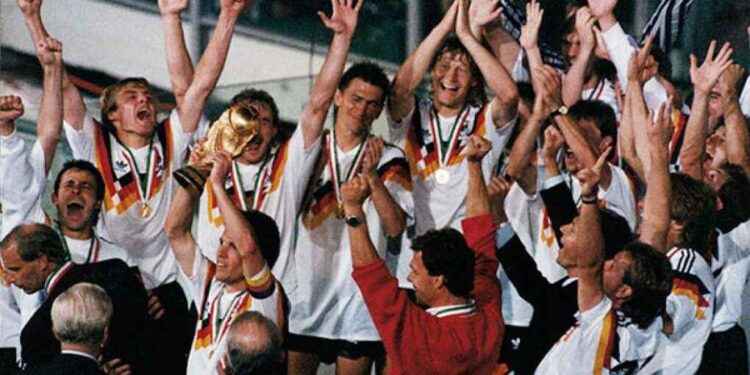 Luego de vencer a Argentina, Alemania eleva su copa mundial.