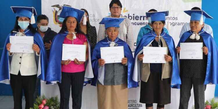 Graduados, los agricultores podrán cumplir su trabajo de forma técnica.