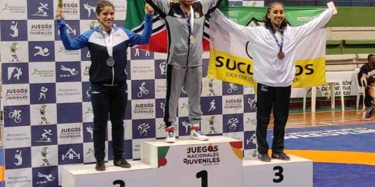 Idris Pantoja en 61 kg. alcanzó bronce (tercer lugar) orgullosa levantó la bandera de Sucumbíos.
