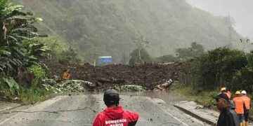 Vía Baños Puyo cerrado por deslave de magnitud